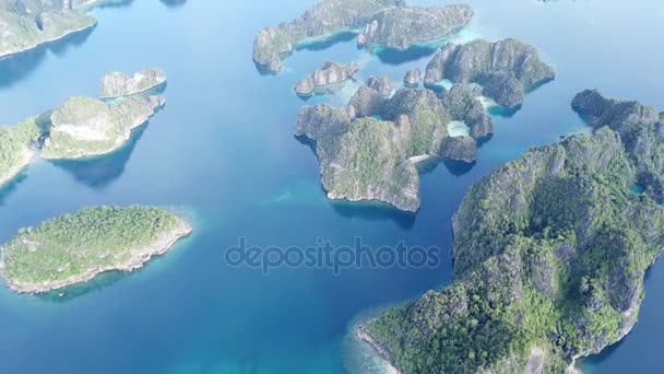 Widok z lotu ptaka niesamowite wapiennych wysp Raja Ampat — Wideo stockowe