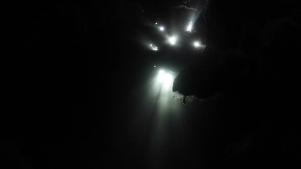 Kirişler güneş ışığı ve karanlık, sualtı Mağarası — Stok video