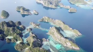 Raja Ampat inanılmaz adaların havadan görünümü