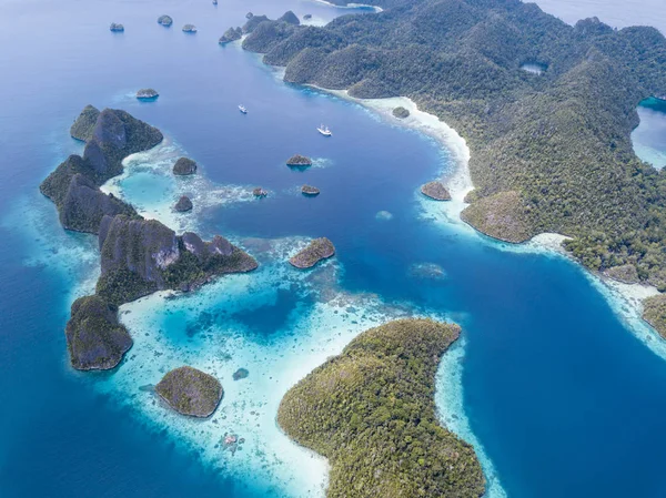 Dramatic Limestone Islands Wayag Raja Ampat Surrounded Healthy Shallow Reefs — Stock Photo, Image