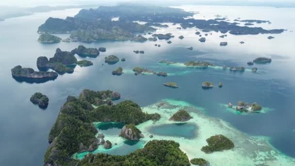 Letecký pohled na krásné tropické ostrovy v Raja Ampat — Stock video