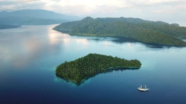 Sakin denizler ve Raja Ampat tropikal Adaları havadan görünümü