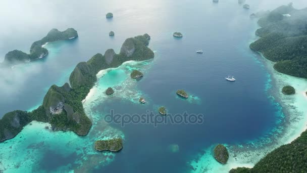 Letecký pohled na nádherné tropické ostrovy a lagunu v Raja Ampat — Stock video