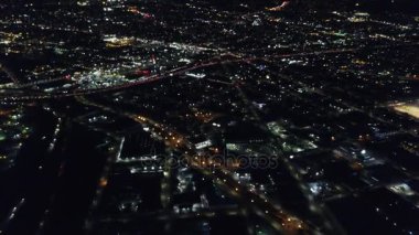 Oakland, Ca, ışıklar gece onun birçok kentsel caddelerinden vurgulayın. Şehir onun sürdürülebilirlik uygulamaları ve yenilenebilir kaynaklardan elektrik kullanımı için bilinen.