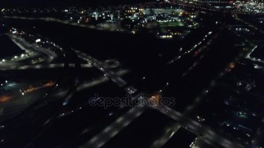 Oakland, Ca, ışıklar gece onun birçok kentsel caddelerinden vurgulayın. Şehir onun sürdürülebilirlik uygulamaları ve yenilenebilir kaynaklardan elektrik kullanımı için bilinen.