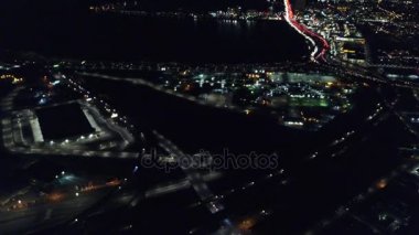 Oakland, Ca, ışıklar gece onun birçok kentsel caddelerinden vurgulayın. Şehir onun sürdürülebilirlik uygulamaları ve yenilenebilir kaynaklardan elektrik kullanımı için bilinen.