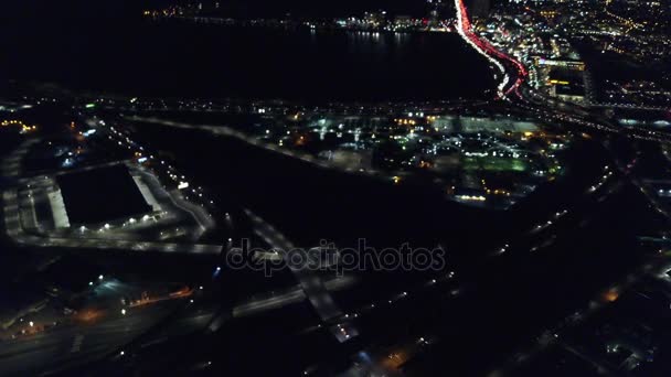 カリフォルニア州オークランド市のライトは 夜の多くの都市の大通りを強調表示します 持続可能性の実践 再生可能エネルギー源からの電気の使用量が有名です — ストック動画