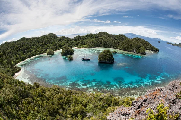 Rugged Limestone Islands Surround Beautiful Tropical Lagoon Raja Ampat Indonesia — Stock Photo, Image