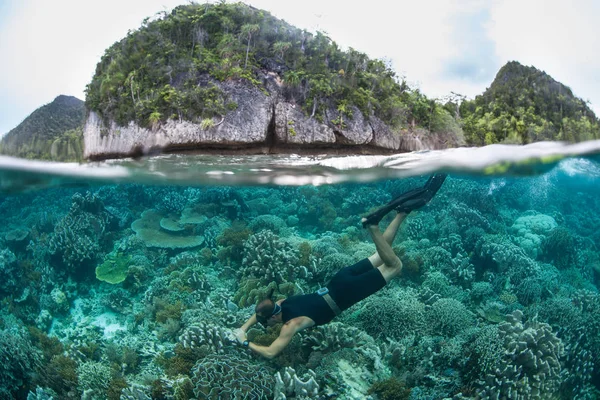 Mergulhador Livre Explora Recife Coral Raso Perto Uma Ilha Remota — Fotografia de Stock
