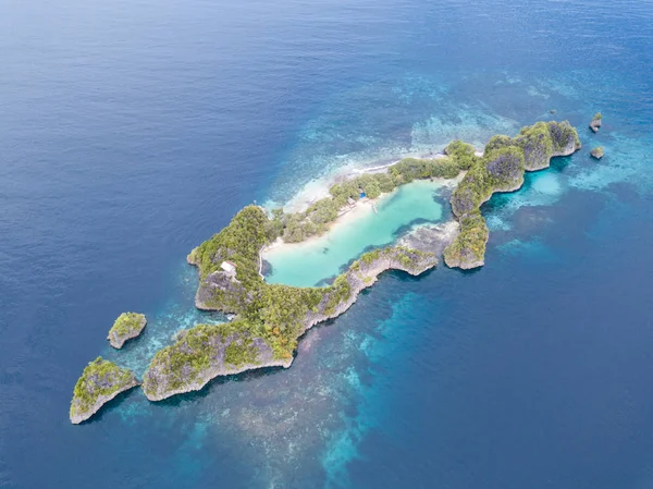 Hermosos Arrecifes Coral Rodean Una Increíble Isla Rocosa Raja Ampat — Foto de Stock