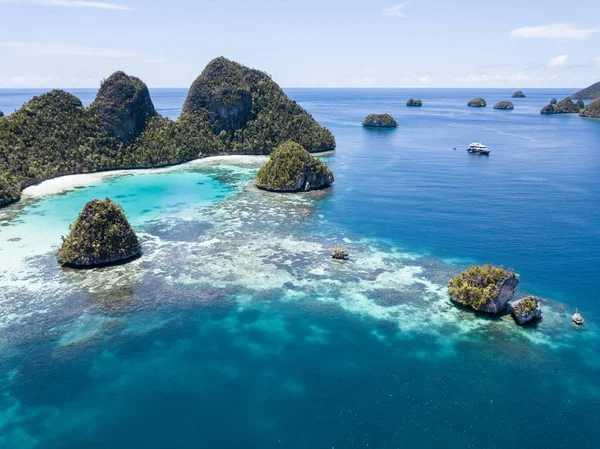 Limestone Islands Rise Gorgeous Lagoon Wayag Raja Ampat Indonesia Remote — Stock Photo, Image