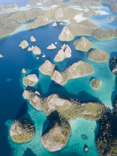 Hermosas Islas Piedra Caliza Encuentran Dentro Una Hermosa Laguna Wayag — Foto de Stock