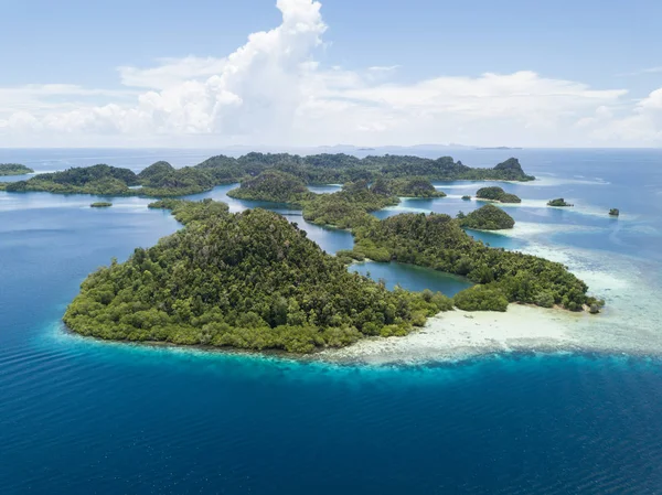 Beautiful Tropical Islands Pef Surrounded Calm Seas Equatorial Seascape Raja — Stock Photo, Image