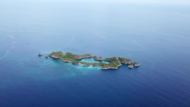 Filmagem aérea de remota, ilha tropical em Raja Ampat — Vídeo de Stock