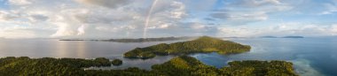 Bir gökkuşağı Raja Ampat, Endonezya Adaları güzel bir dizi üzerinde görüntülenir. Bu tropikal bölge olağanüstü deniz biyoçeşitliliği nedeniyle Mercan Üçgeni 