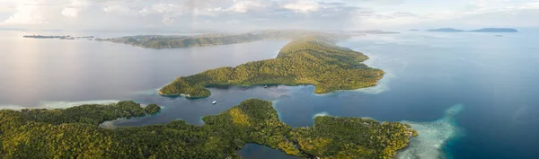 Wyspy Znaleźć Całej Raja Ampat Indonezja Otoczone Kwitnące Rafy Koralowe — Zdjęcie stockowe