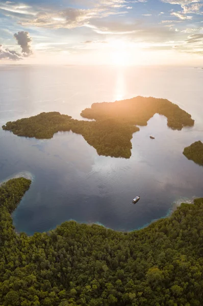 Raja Ampat インドネシアで美しい島のセットに沈みます この地域は その臨時海洋生物多様性のため珊瑚の三角形の として知られている — ストック写真