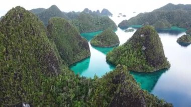 Kireçtaşı ada ve Wayag, Raja Ampat sakin lagün havadan görünümü