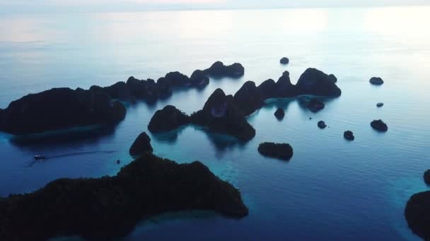 Luftaufnahme von Inseln in der Abenddämmerung in raja ampat — Stockvideo