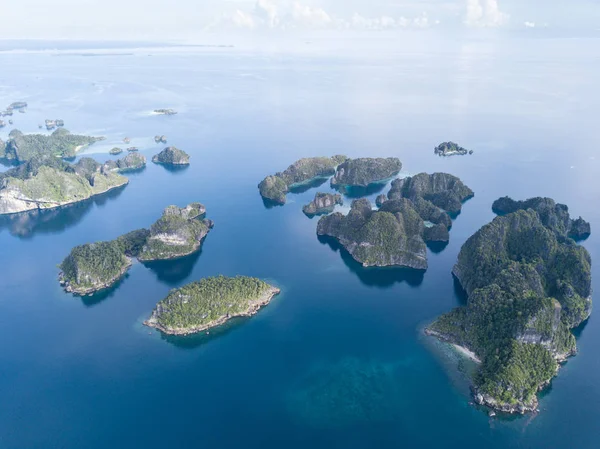 Las Escarpadas Islas Piedra Caliza Misool Raja Ampat Están Rodeadas — Foto de Stock