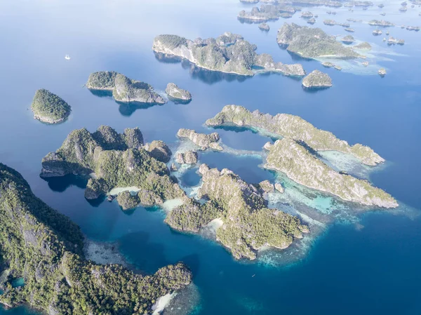 Vzdáleného Vápencových Ostrovů Misool Raja Ampat Jsou Obklopeny Klidné Moře — Stock fotografie