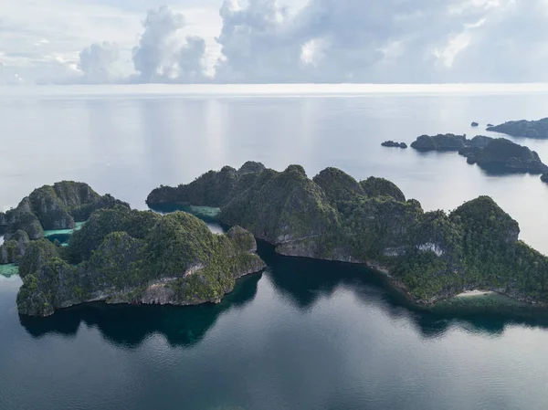 Vzdáleného Vápencových Ostrovů Misool Raja Ampat Jsou Obklopeny Klidné Moře — Stock fotografie