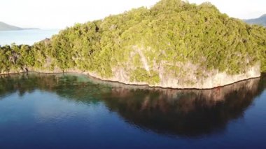 Tropikal ada ve Raja Ampat sakin denizlerin havadan görünümü