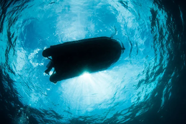 Siluetas Luz Solar Pequeño Barco Buceo Raja Ampat Esta Región — Foto de Stock