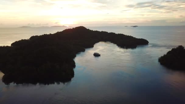 Pôr do sol e belas ilhas em Raja Ampat — Vídeo de Stock