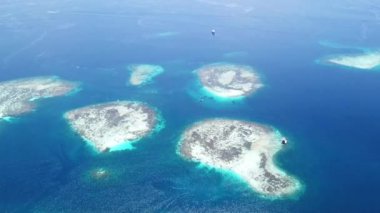 Raja Ampat güzel mercan resifleri havadan görünümü