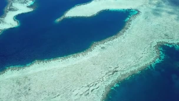 Letecký pohled na úžasné útesy v Indonésii — Stock video