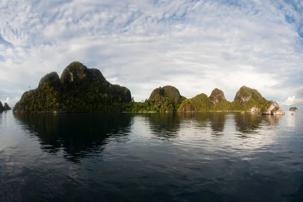 Remote Limestone Islands Wayag Raja Ampat Surrounded Calm Seas Healthy — Stock Photo, Image