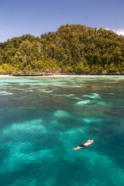 Tourist Relaxes While Floating Peaceful Lagoon Raja Ampat Tropical Region — Stock Photo, Image