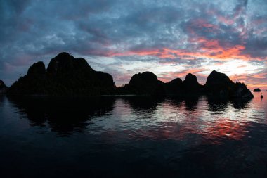 Raja Ampat Wayag uzak kireçtaşı adalar sakin denizler ve sağlıklı resifleri tarafından çevrili. Bu tropikal bölge deniz biyoçeşitliliği nedeniyle Mercan Üçgeni kalbinde olarak bilinir.