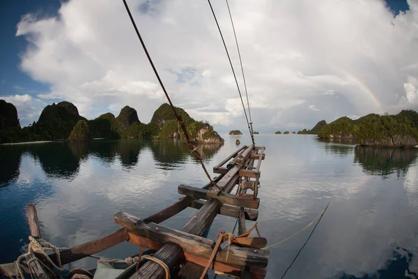 Pequeño Barco Navega Una Hermosa Laguna Raja Ampat Indonesia Esta — Foto de Stock