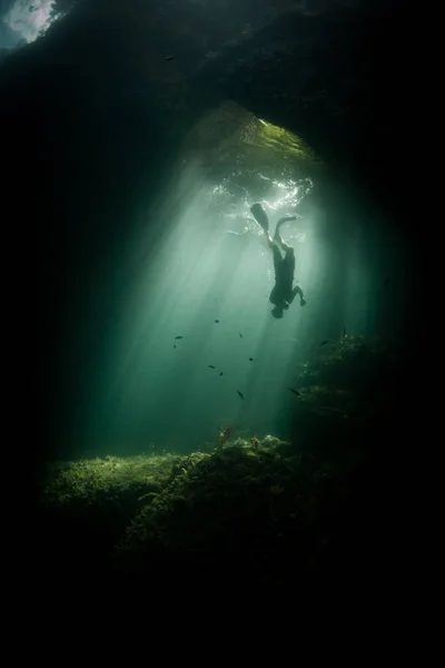 Sonnenlicht Filtert Durch Eine Unterwasserhöhle Raja Ampat Diese Tropische Region — Stockfoto