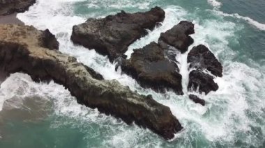 Pasifik Okyanusu ve kayalık Kaliforniya sahili havadan görünümü