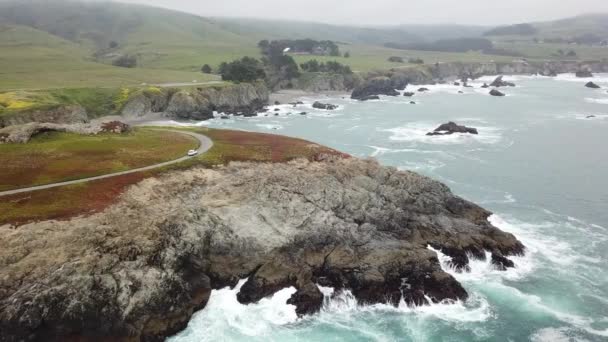 Luftaufnahme der malerischen und felsigen Küste in Sonoma, Kalifornien — Stockvideo