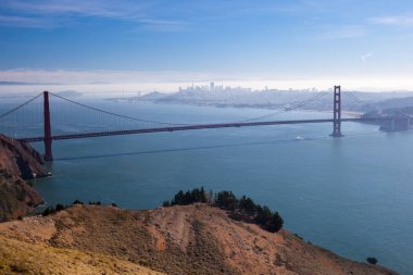 Güzel ve tarihi Golden Gate Köprüsü San Francisco'ya Marin su bağlanır. Batı Kıyısı'nın en ikonik alanlarından biridir.