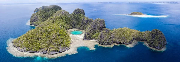 Vysoce Erodované Vápencové Ostrovy Zvedají Překrásné Tropické Pláně Raja Ampat — Stock fotografie