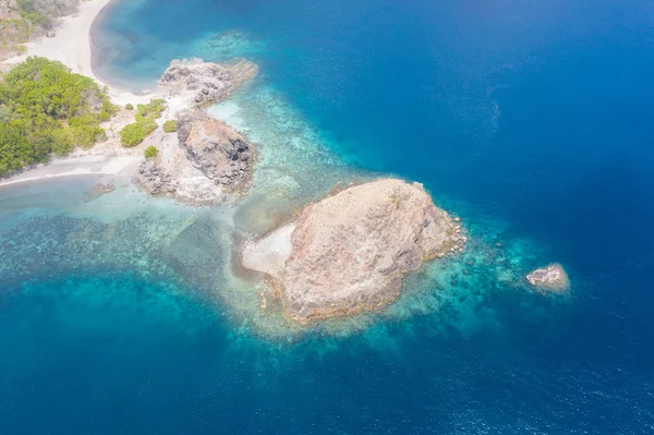코모도 공원의 다이빙 장소인 식인종 바위가 산호초로 둘러싸여 것으로 보인다 — 스톡 사진