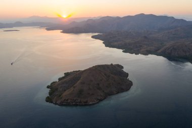 Güneş Endonezya 'daki Komodo Ulusal Parkı' ndaki kuru adaların üzerinden doğar. Bu tropikal bölge hem ejderhalarıyla hem de inanılmaz deniz biyolojik çeşitliliğiyle bilinir..