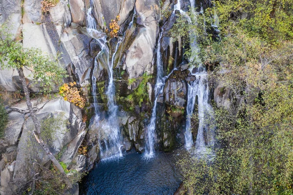 Пресная Вода Ручья Падает Скалистой Скалы Образуя Красивый Водопад Калифорнийском — стоковое фото