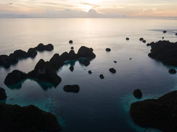 Última Luz Del Día Siluetas Hermoso Conjunto Islas Piedra Caliza —  Fotos de Stock