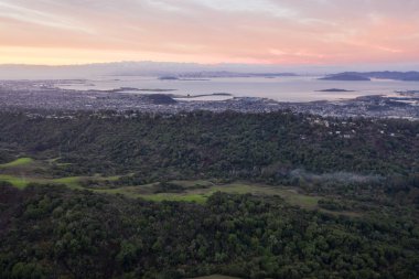 Huzurlu bir günbatımı, Oakland, Berkeley, Emeryville, El Cerrito ve San Francisco gibi yoğun nüfuslu San Francisco Körfezi bölgesini aydınlatır..
