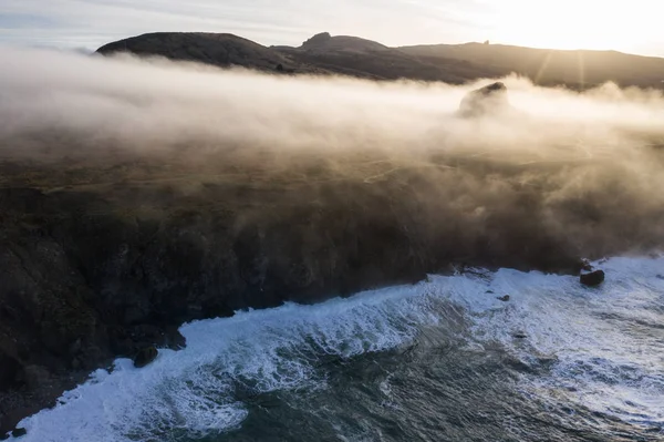 太平洋はソノマの北カリフォルニアの険しい海岸線に対して流されます サンフランシスコの北に位置するこの美しい野生地域は 多くの場合 霧の厚い海洋層で覆われています — ストック写真