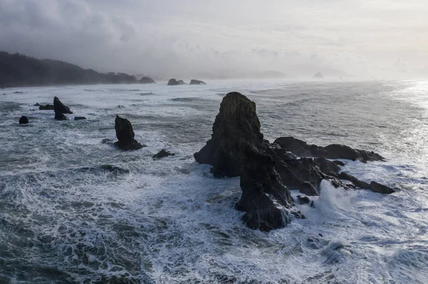 Frio Oceano Pacífico Lava Torno Pilhas Rochosas Acidentadas Largo Costa — Fotografia de Stock