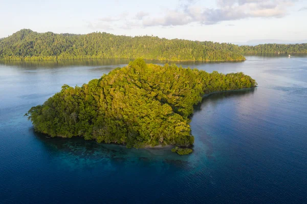 Viděno Shora Ranní Světlo Dopadá Tropické Ostrovy Raja Ampat Indonésie — Stock fotografie