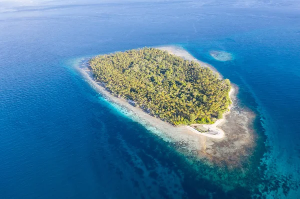 Oddalona Tropikalna Wyspa Morzu Molucca Indonezji Otoczona Jest Zdrową Rafą — Zdjęcie stockowe