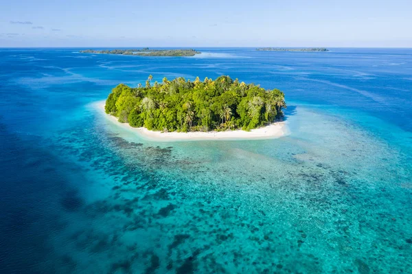 Pohled Shora Vzdálený Tropický Ostrov Molucca Sea Indonésie Obklopen Zdravým — Stock fotografie